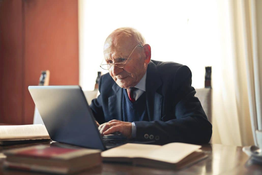 Consulter en ligne quand on est senior