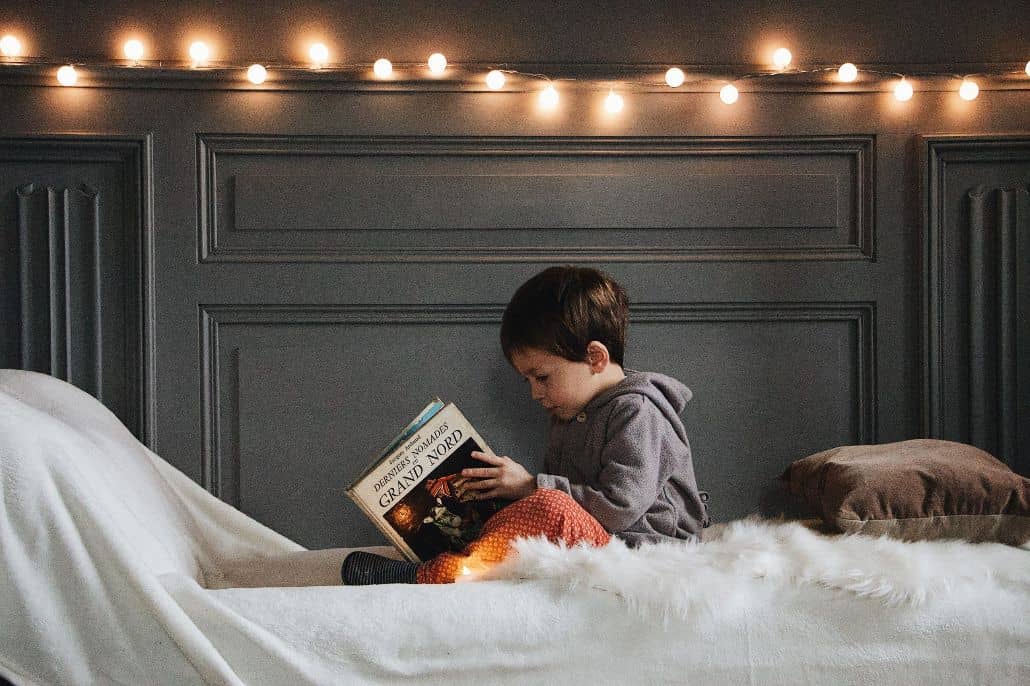 enfant lisant un livre