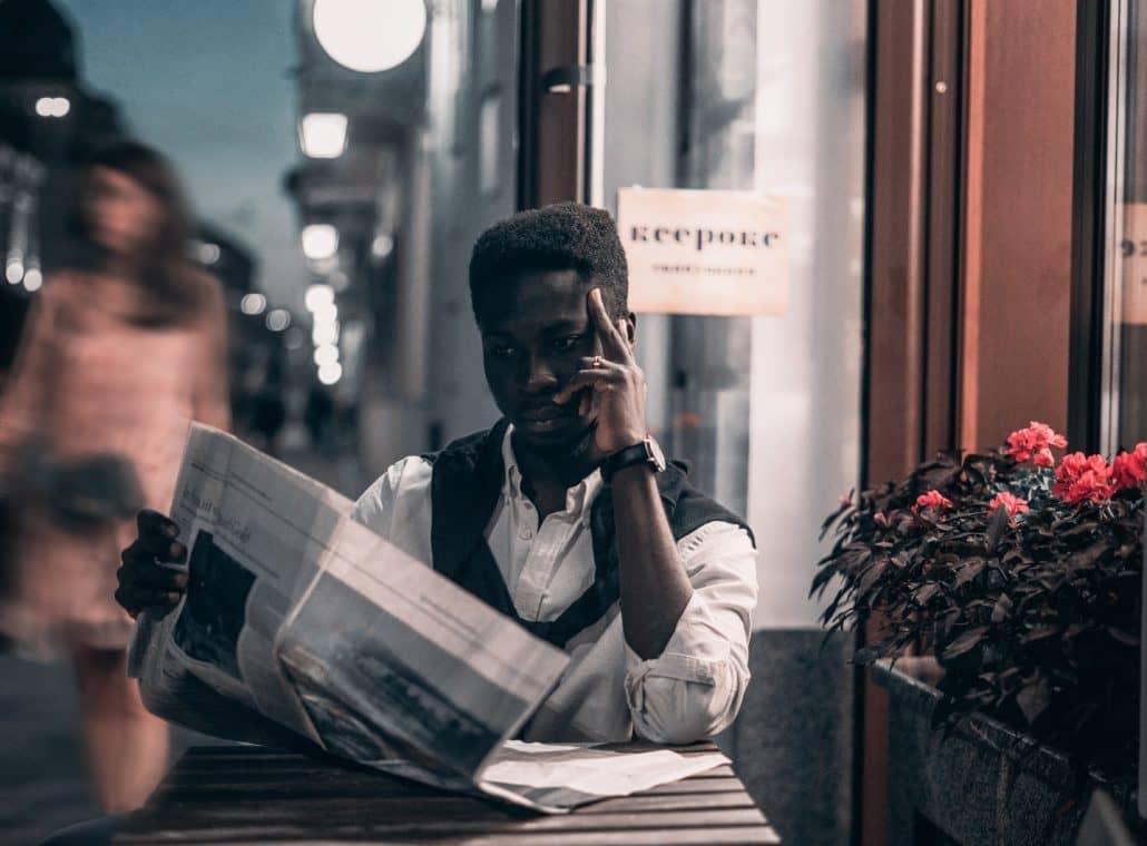 un homme lisant le journal