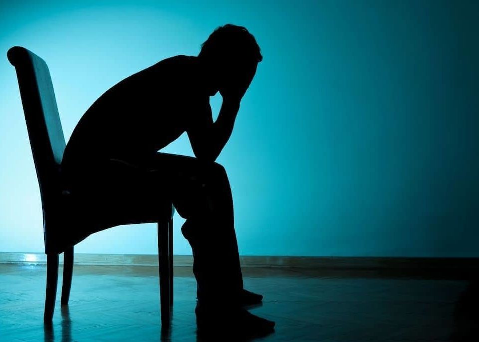 Symptômes de la dépression : tristesse et isolement.